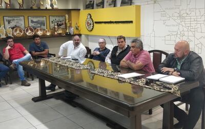 Édgar Molas (camisa a cuadros) en charla con los pilotos y navegantes que están para competir en la próxima edición del Transchaco Rally, ayer en la Deportiva del Touring Club.