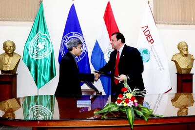 Presbítero Doctor Narciso Velázquez y Cristian Leguizamón firmaron un convenio entre la ADEP y la Universidad Católica.