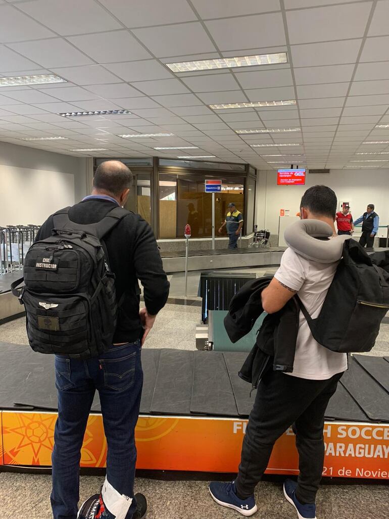 Un obrero descansa en una de las zonas de desembarque del aeropuerto Silvio Pettirossi.