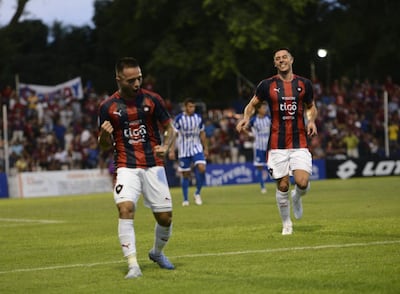 Josué Colmán anotó un golazo para Cerro Porteño. El primero lo marcó Diego Churín que se acerca para el festejo.