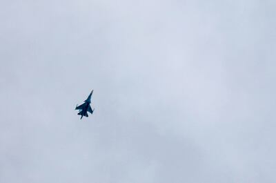Una avión de combate Sukhoi Su-34 ruso sobrevuela la aldea de al-Bara, en la provincia siria de Idlib.