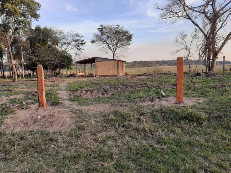 Casa del sereno de la propiedad, que fue nuevamente destruida por los atacantes.