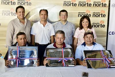 Los productores de mandioca premiados posan junto con los directivos del mercado Abasto Norte y funcionarios del Ministerio de Agricultura.