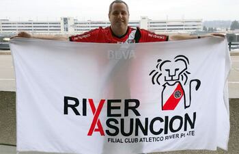 popi-perrier-con-su-bandera-de-la-filial-de-river-plate-en-asuncion-si-ganamos-el-mundial-de-clubes-y-me-da-un-segundo-infarto-morire-feliz-di-203838000000-1409590.jpg