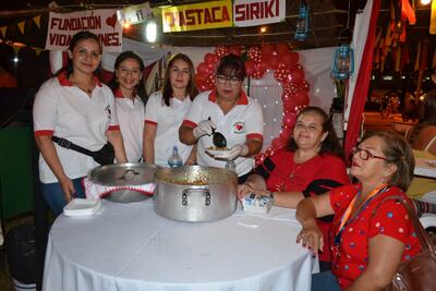 Experimentadas manos ofrecen el tradicional batiburillo, especialidad de esta zona del país.