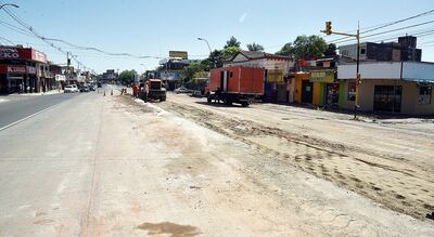 MOPC demolió las “paradas” del metrobús y ayer  estaban preparando la base para el pavimento.