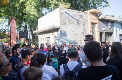 El recorrido se realiza con el acompañamiento de varios guías.