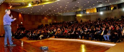 El Ing. Pedro Ferreira, durante su exposición ante estudiantes de diferentes carreras de la UNA, anoche, en la “Cúpula”. Fue en un foro organizado por Politécnica.