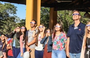 Los jóvenes y adultos participaron de dos jóvenes de charlas y talleres ayudante el Mbyja Guaraní Camp.