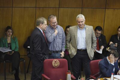 El senador cartista Antonio Barrios conversa con el llanista Fernando Silva Facetti y con el patriaqueridista Fidel Zavala.
