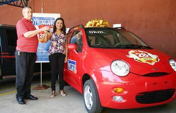 wilfrido-rigoberto-greco-mller-gerente-general-de-wilmar-entrega-el-automovil-a-maria-ignacia-ovelar--211603000000-1312871.jpg