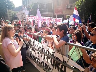 La fiscala Sandra Quiñónez fue abucheada por los manifestantes cuando salió a presentarse para que la conozcan.