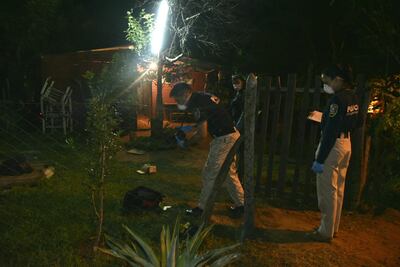 Investigadores de la Policía Nacional en el sitio del crimen.
