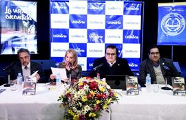 jose-antonio-alonso-beatriz-gonzalez-oddone-juan-manuel-marcos-y-nery-pena-en-la-presen-tacion-de-la-vispera-encendida--211026000000-1718411.jpg