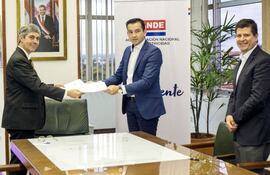 el-titular-de-la-ande-pedro-ferreira-y-del-pti-diosnel-davalos-intercambian-el-documento-del-convenio-marco--214740000000-1781451.jpg