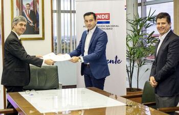 el-titular-de-la-ande-pedro-ferreira-y-del-pti-diosnel-davalos-intercambian-el-documento-del-convenio-marco--214740000000-1781451.jpg