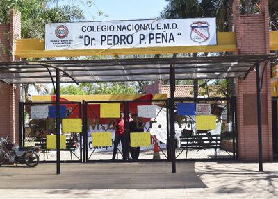 Portón principal del Colegio Pedro P. Peña, que fue candadeado por los alumnos para reclamar cuentas claras.