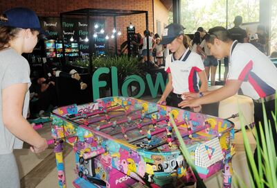 Jinetes y amazonas pasando el tiempo en el salón social del CHP.