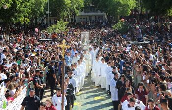 Cierran festividades en Caacupé con multitudinaria asistencia de fieles.