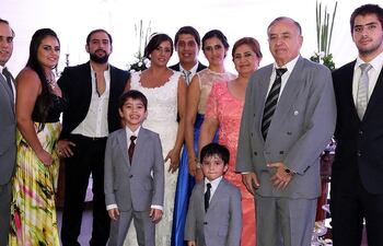 junto-a-los-esposos-arturo-insaurralde-paula-sanabria-jose-antonio-sanabria-nathalia-sanabria-noemi-vera-de-sanabria-jose-sanabria-mongelos-j-204705000000-1303067.jpg