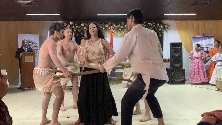 La alegoría presentada fue sobre la resistencia heroica de niños, mujeres y ancianos en las batallas que se libraron en Cordillera.