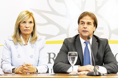 Luis Lacalle Pou (d), presidente electo del Uruguay, junto a la vicepresidenta electa, Beatriz Argimon. Lacalle llega al Ejecutivo habiendo logrado una gran concertación política en su país.