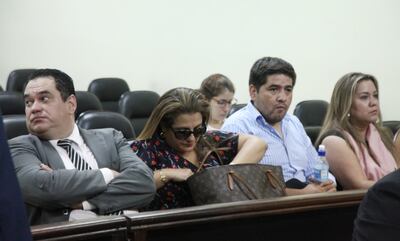 José Orué, exministro de la Niñez (i), y a su lado  la otra acusada, Nancy Godoy.