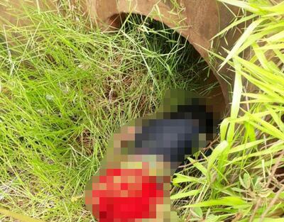 Hallan cadáver en la boca de una alcantarilla.