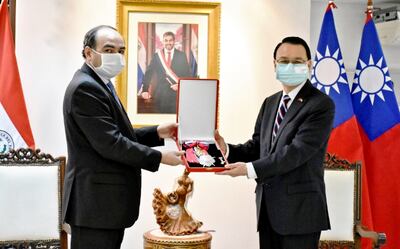 El canciller Antonio Rivas Palacios (izq.) entrega la condecoración al saliente  embajador taiwanés Diego L. Chou.