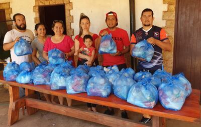 Los paquetes listos a ser repartidos. Nani Santander (con kepis), con miembros de su familia.