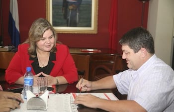 neufeld-hildebrand-llena-el-formulario-de-afiliacion-al-partido-colorado-ante-la-mirada-de-lilian-samaniego--215812000000-572840.jpg