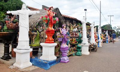 Variedad de productos de alfarería exhibida en el microcentro de Areguá.