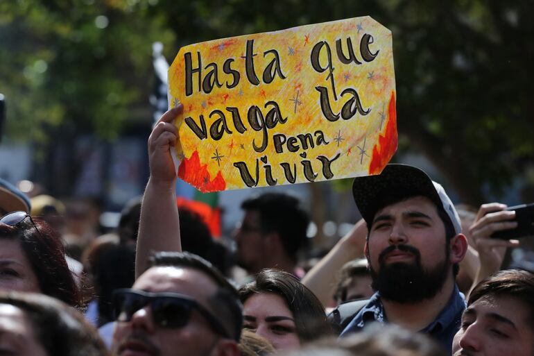 Personas se congregan este jueves durante una convocatoria por parte de pobladores a un cabildo abierto y cultural, en la plaza de Armas de la comuna de San Bernardo, en Santiago (Chile). 