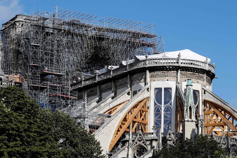 Los peligros de derrumbes todavía siguen latente en la incendiada Catedral de Notre Dame.