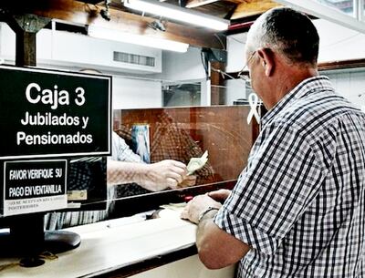 Desde este mes, los jubilados que preferían cobrar en ventanilla lo harán con tarjeta bancaria para evitar aglomeraciones.