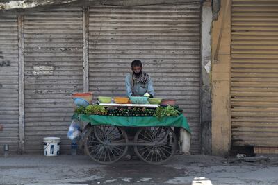 Un vendedor organiza ensaladas en su carrito frente a un mercado cerrado durante un cierre nacional impuesto por el gobierno como medida preventiva contra el coronavirus COVID-19, en Pakistán.