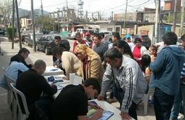 la-inscripcion-presencial-de-electores-en-buenos-aires-en-barracas-villa-soldati-y-la-matanza-foto-fue-bastante-exitosa-pero-el-costo-de-los-viaj-213111000000-1382193.jpg