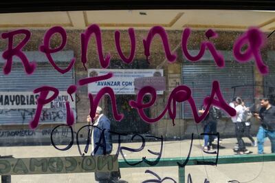 Graffiti que exige la renuncia del presidente chileno, Sebastián Piñera.