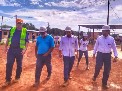 El ministro Arnoldo Wiens recorre la zona de tareas acompañado por los arquitectos y encargados.