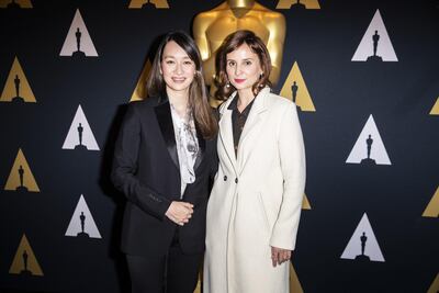 La actriz y directora brasileña Petra Costa (derecha), junto a la directora británica Joanna Natasegara.