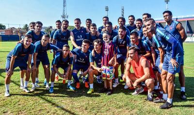 Jugadores de Cerro Porteño posan con Ivancito, quien compartió con ellos momento de alegría.