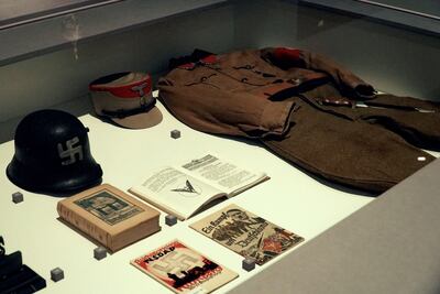 El objetivo está lejos de glorificar el nazismo, pero la exposición del Diseño del Tercer Reich, con fotos de Adolf Hitler, carteles, armas, trajes, copias de Mein Kampf y banderas con esvásticas, está levantando ampollas y ha obligado al museo a reforzar la seguridad.