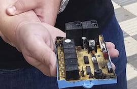 la-evidencia-de-la-placa-electronica-del-acondicionador-de-aire-de-160-000-btu-que-exploto-en-el-septimo-piso-del-ips--194757000000-1516649.jpg