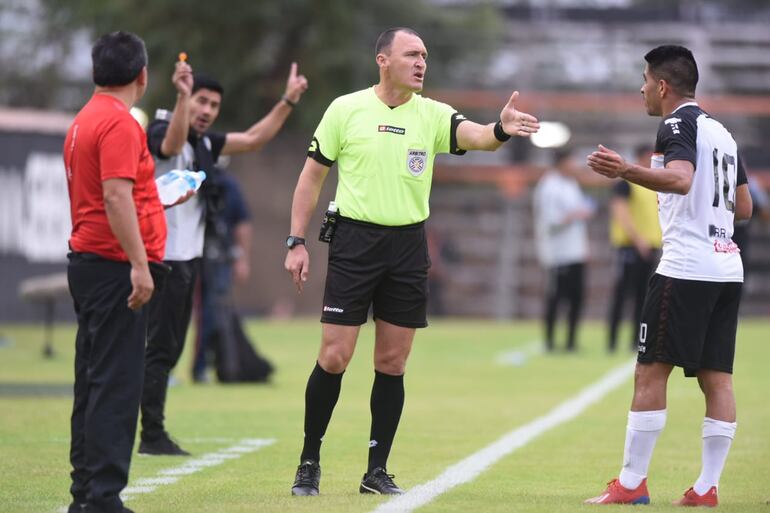 El técnico de General Díaz, Cristian Martínez, hace burlonamente la señal del VAR a los árbitros.