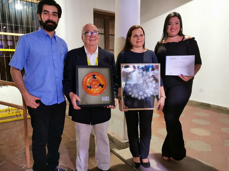 Ariel Espinoza, Rafael Montiel, Marcia Ferreira y Alejandra Rojas, periodistas reconocidos por trabajos que tienen que ver con la protección de la niñez en nuestro país.