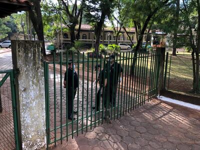 Los funcionarios de la Municipalidad esteña custodian el acceso al ente municipal.