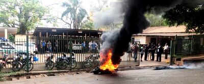 Los funcionarios despedidos manifestaron su rechazo al “Operativo Quimioterapia” quemando neumáticos. Exigieron el pago de la indemnización que les corresponde.