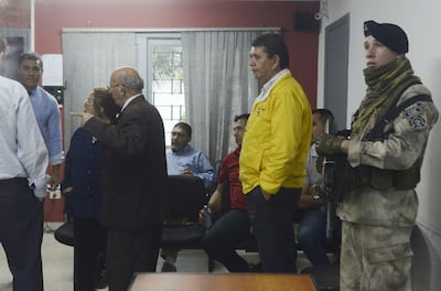Arístides Morales (con campera amarilla), presidente de APTA, y otros dirigentes del gremio de trabajadores del volante mientras aguardaban el momento para prestar declaración indagatoria. (Imagen de archivo ABC Color)