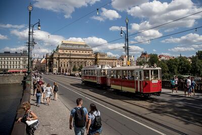 El histórico tranvía número 41 pasa frente al edificio del Teatro Nacional, en Praga, República Checa.