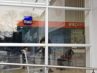 El suboficial principal Marcial Pereira (sentado), víctima de los asaltantes.